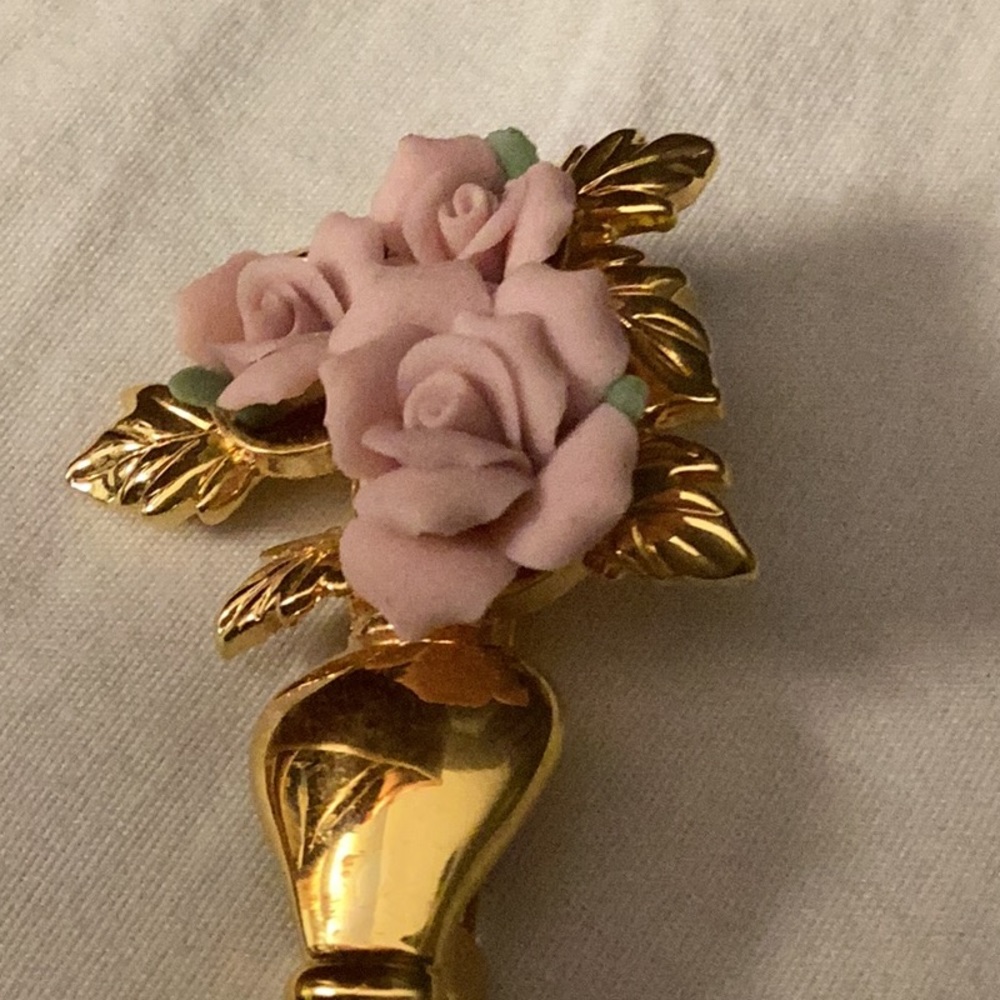 Avon Rose Bouquet in Gold Tone Vase Pin.